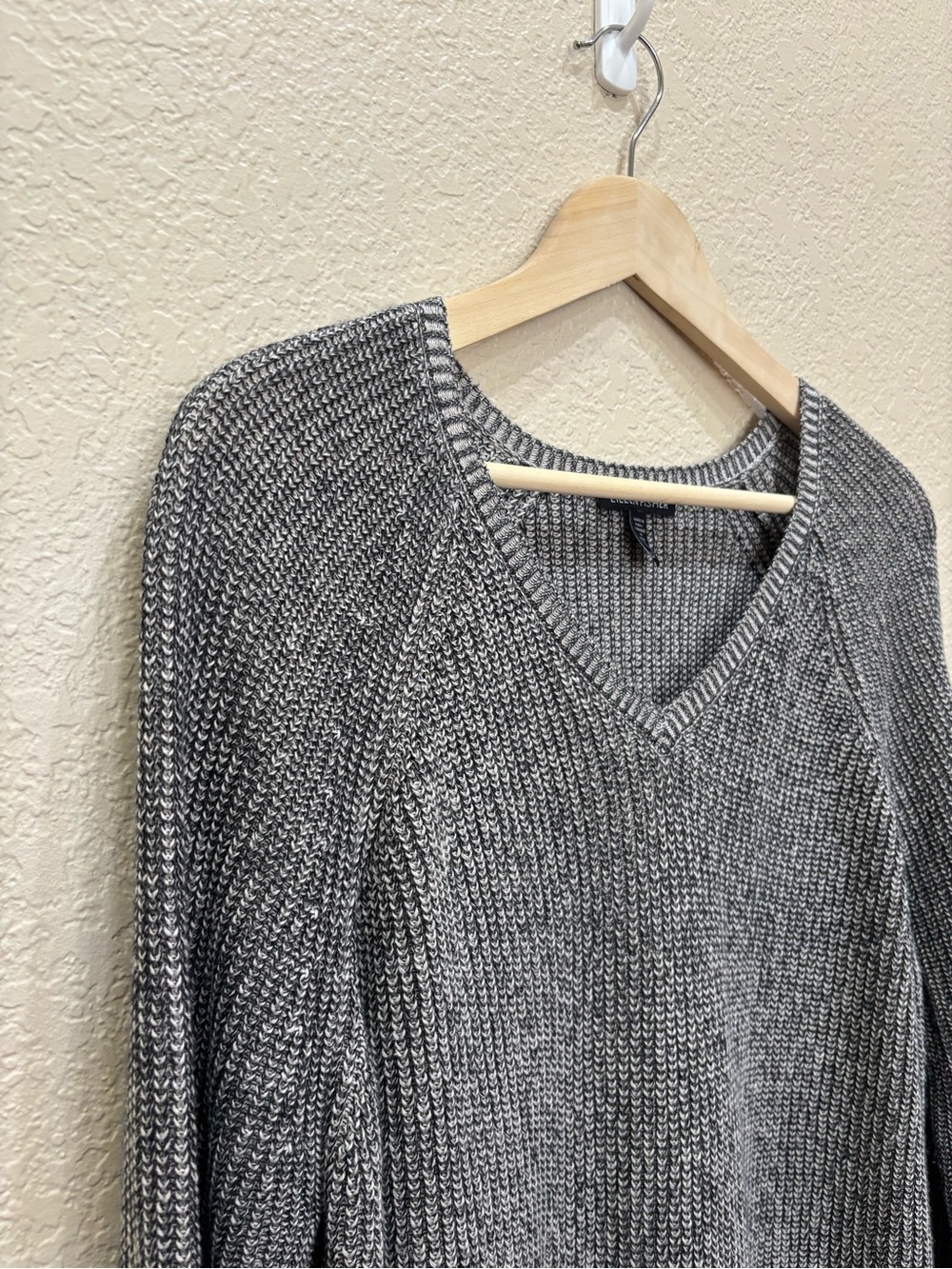 Eileen Fisher Grey Marl Textured Knit V-Neck Sweater Cozy Minimalist Medium - Picture 4 of 7